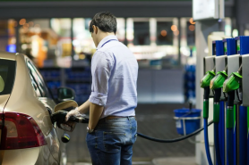 ULTIMA ORĂ // În weekend, carburanții se ieftinesc, dar nu cu mult. Prețul benzinei scade cu 2 bănuți